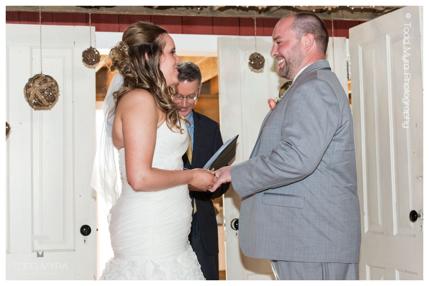 17_st.cloud-cold-spring-wedding-photography-Pillar-Inn-Cold-Spring-Boomerville-Barn