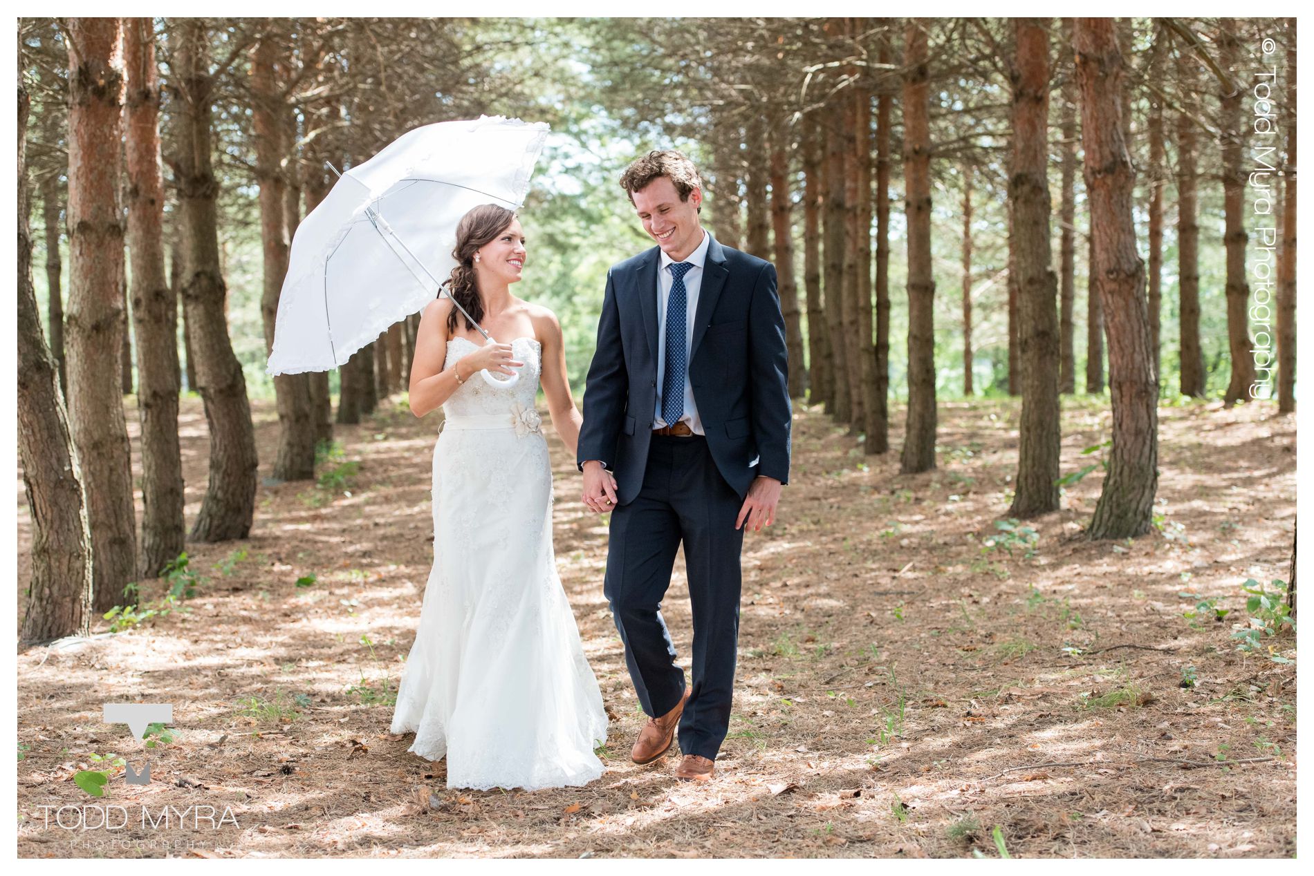 12 -Stonewall-Farms-Wilmar-MN-Wedding-Photography-dog-treat-2.jpg